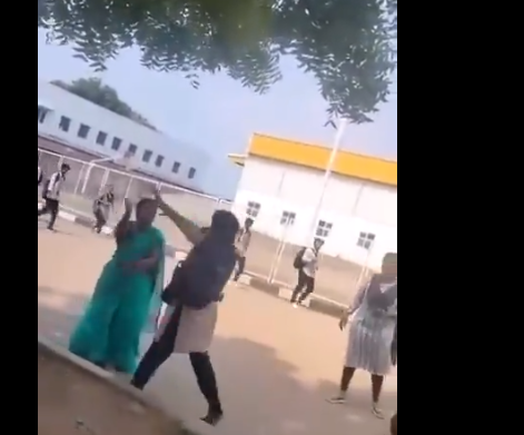 फोन जप्त केला म्हणून विद्यार्थीनीने शिक्षिकेलाच केली मारहाण, चप्पल काढली अन्… Video Viral