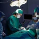 गर्लफ्रेंडच्या आई-वडिलांना खुश करण्यासाठी बॉयफ्रेंडने केली सर्जरी पण शेवटी मृत्यूचं आला अंगलड… 