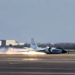 लँडिंगवेळी नासाच्या विमानाला आग; वैमानिक थोडक्यात बचावले, धक्कादायक व्हिडिओ व्हायरल