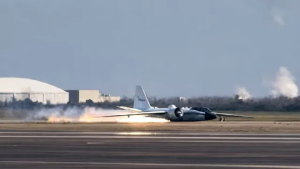 लँडिंगवेळी नासाच्या विमानाला आग; वैमानिक थोडक्यात बचावले, धक्कादायक व्हिडिओ व्हायरल