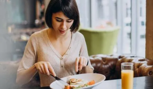 जेवणाची योग्य वेळ काय? आरोग्याला कसा फायदा होणार जाणून घ्या