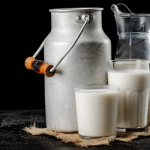 धक्कादायक! दूध पिऊन ४ जणांचा मृत्यू, १२ जण रुग्णालयात दाखल, नेमकं काय घडलं?