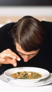 जेवताना ताटात केस निघणं, घरात वारंवार मांजर येणं, या घटनांचा काय असतो संकेत?