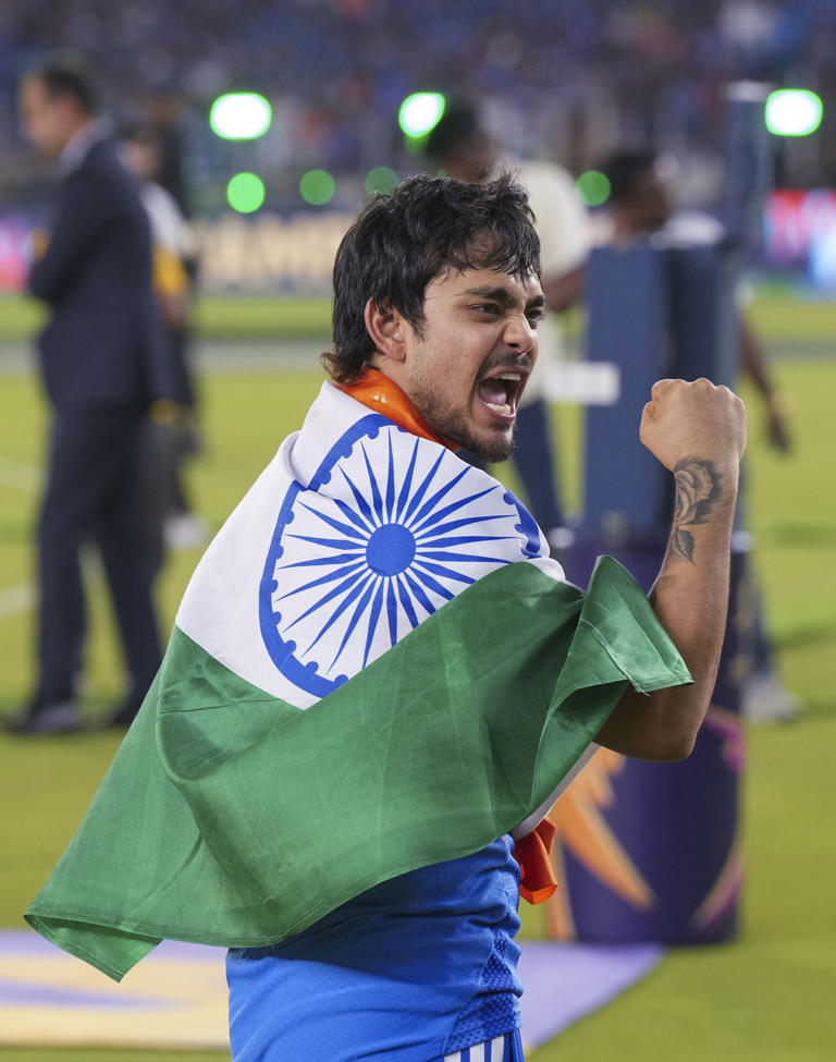 टी20 वर्ल्डकप ट्रॉफी मंदिरात घेऊन जाण्यावरून वाद, आता इशान किशन संतापला