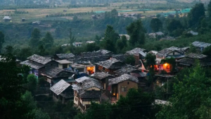 बायका, पुरुष सगळेच नग्न! क्लब, स्विमिंग पूल अन्…असं गाव जिथं कपडे घालणं म्हणजे पाप; नेमकं कुठे आहे?