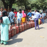 LPG सिलेंडरचा तुटवडा, पेट्रोल – डिझेलसाठी लांबच लांब रांगा युद्ध परिस्थितीत केंद्र सरकारकडून 5 मोठ्या घोषणा